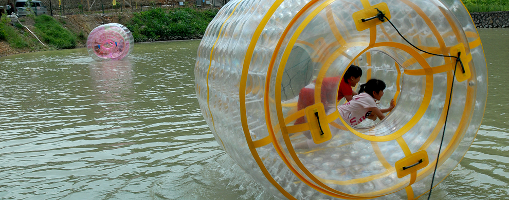 晕头转向——水上悠波球漂流之旅,漂流河道蜿蜒曲折,有景区独特的三潭