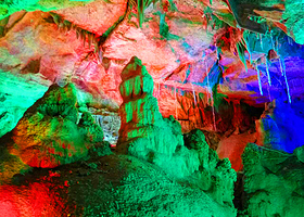 灵芝洞地下河溶洞漂流景区