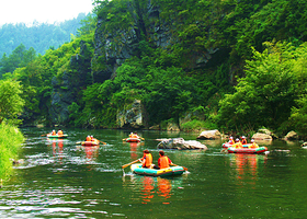 青天河景区天井观漂流
