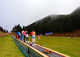 文成绿水尖滑草乐园