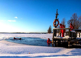 芬兰 罗瓦涅米 冰上漂浮体验