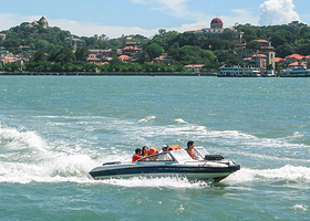 厦门轮渡码头海上冲浪