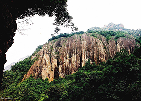 乐峰赤壁风景区