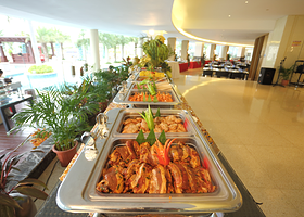 亚龙湾假日酒店池畔海鲜自助烧烤火锅（含服务费含啤酒）