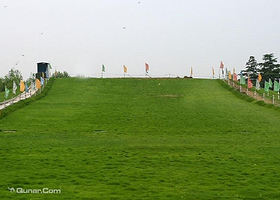 两廣第一关风景区滑草场