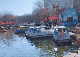 郑州动物园内卡通游船