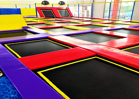 小蹦熊蹦床公园