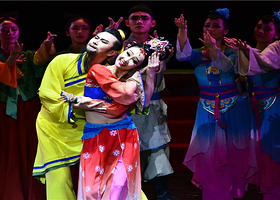 《丝路花雨》演出