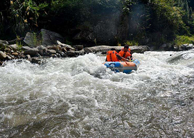 崀山鲤溪峡谷漂流