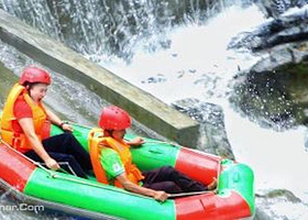 桃花谷峡谷漂流