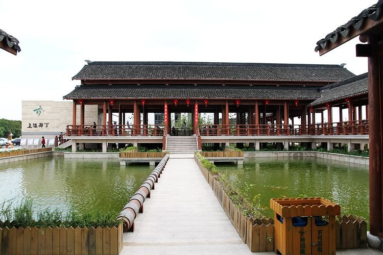 天地位于金山区西南的廊下镇漕廊公路,是廊下生态园多个景点中的一个