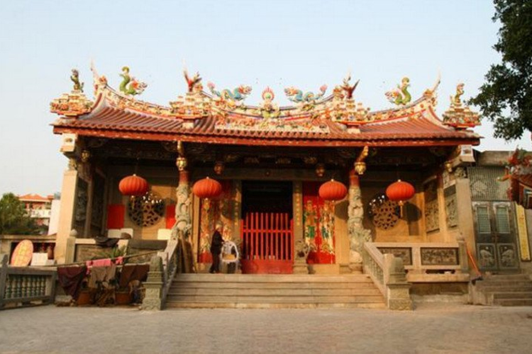 现供奉:武烈尊侯(又称:圣仁公),保生大帝,天上圣母,元帅爷,大厅爷