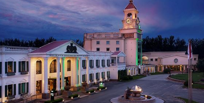 月亮河温泉度假酒店