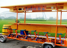 移动脚踏酒吧车