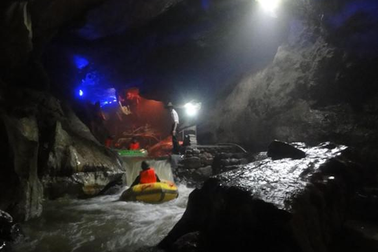 十兄弟麒麟洞旅游