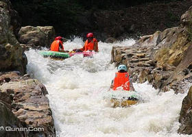 岑洞峡谷漂流