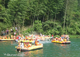 十万大山万绿谷漂流