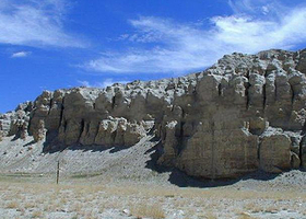 绒玛岩画和温泉