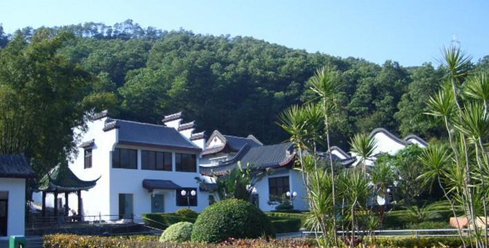 条评论园山不仅给人绿色及原生态的感受,同时还配备了豪华幽静的别墅