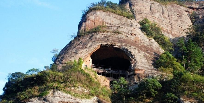 洞窟由人工凿成,为元代所凿位      置:山东省烟台市莱州市城区东南