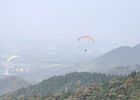 胡哥旅游郴州飞云之上滑翔伞基地