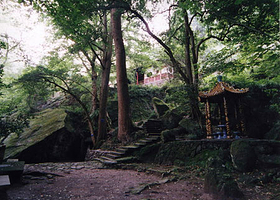 青田封门石古洞