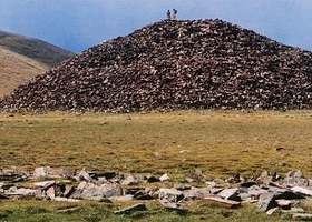 三海子墓葬及鹿石