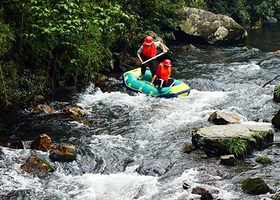 红石峡谷漂流风景区