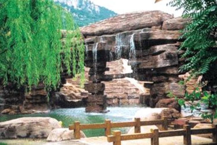 鲤鱼谭瀑布旅游