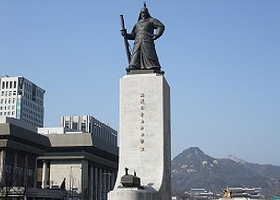 李舜臣将军雕像