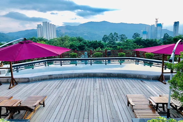 开放时间:11:00-24:00 东山湖温泉度假村位于潮安县沙溪镇,旅游度假村